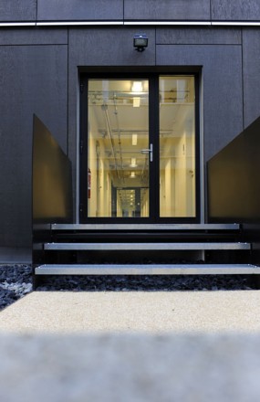 135 Eingang Nacht 6090